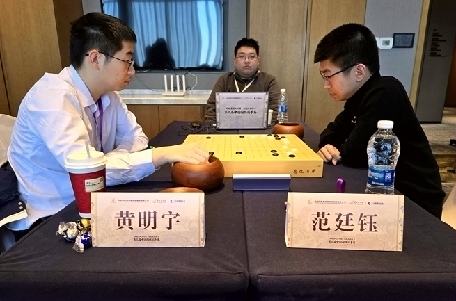 范廷钰(右)对阵黄明宇。人民网记(jì)者(zhě) 胡(hú)雪(xuě)蓉(róng)摄(shè)