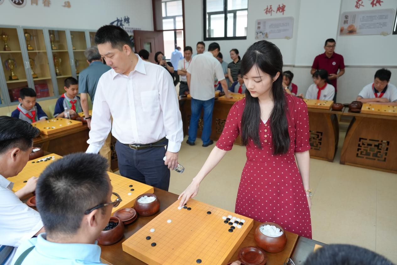 中国围棋协会主席常昊(左一)在指导棋活动现场。中国围棋协会供图