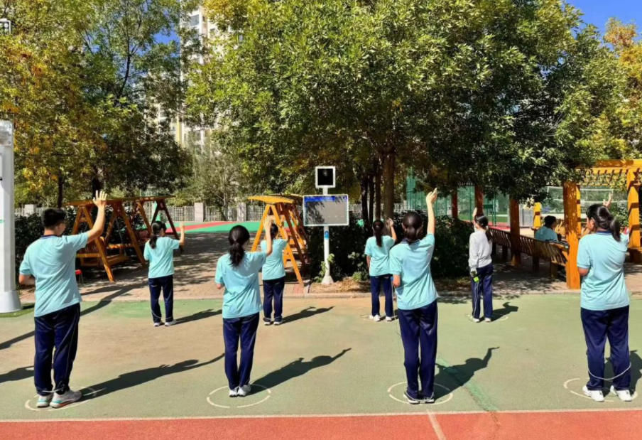 在鄂尔多斯康巴什区第一中学的运动场上，一场静默的教育革命正在上演。通过部署"AI智慧操场"系统，